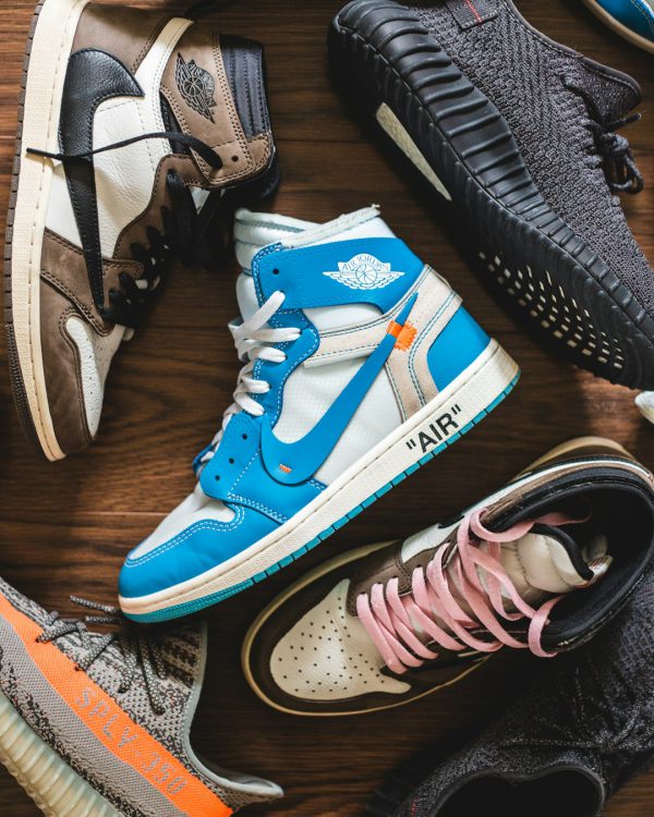 Giày Sneaker